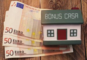 Bonus casa 2026 – La legge di bilancio 2026 conferma le agevolazioni fiscali su due livelli per bonus ristrutturazioni, ecobonus e sismabonus. Stop al 75% per le barriere architettoniche e al Superbonus. Ok al bonus mobili al 50%